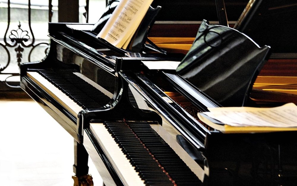 Пианино на Красном фоне