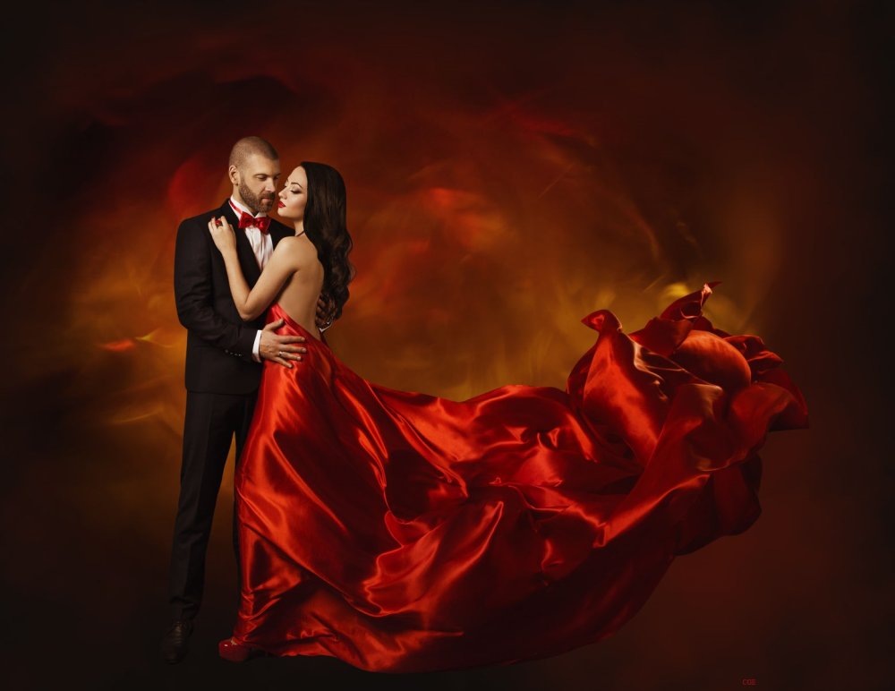 Счастливая девушка в Красном