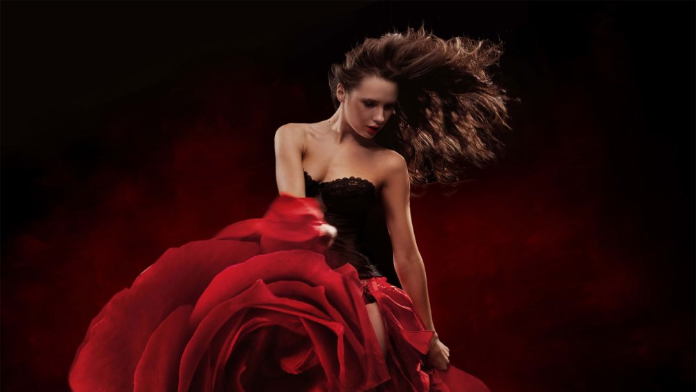 Танцующая девушка в длинном платье