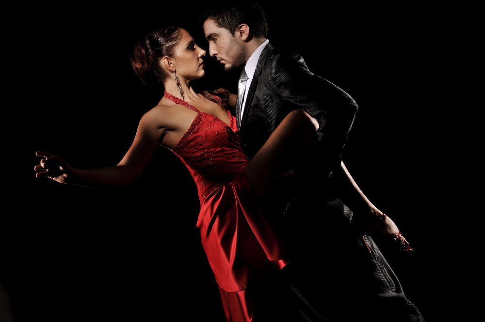 Девушка в развевающемся платье