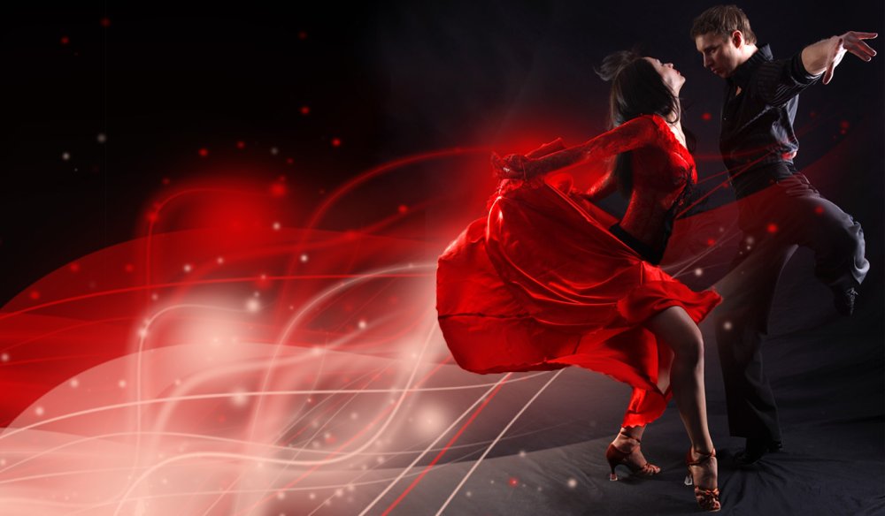 Красная ткань на ветру