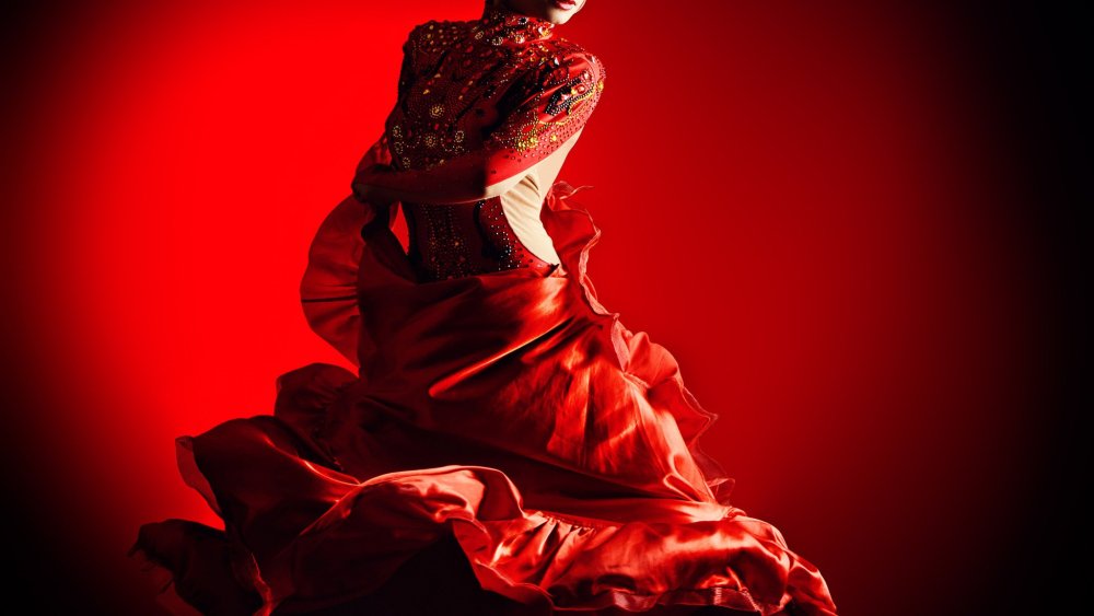 Танцующая в Красном платье