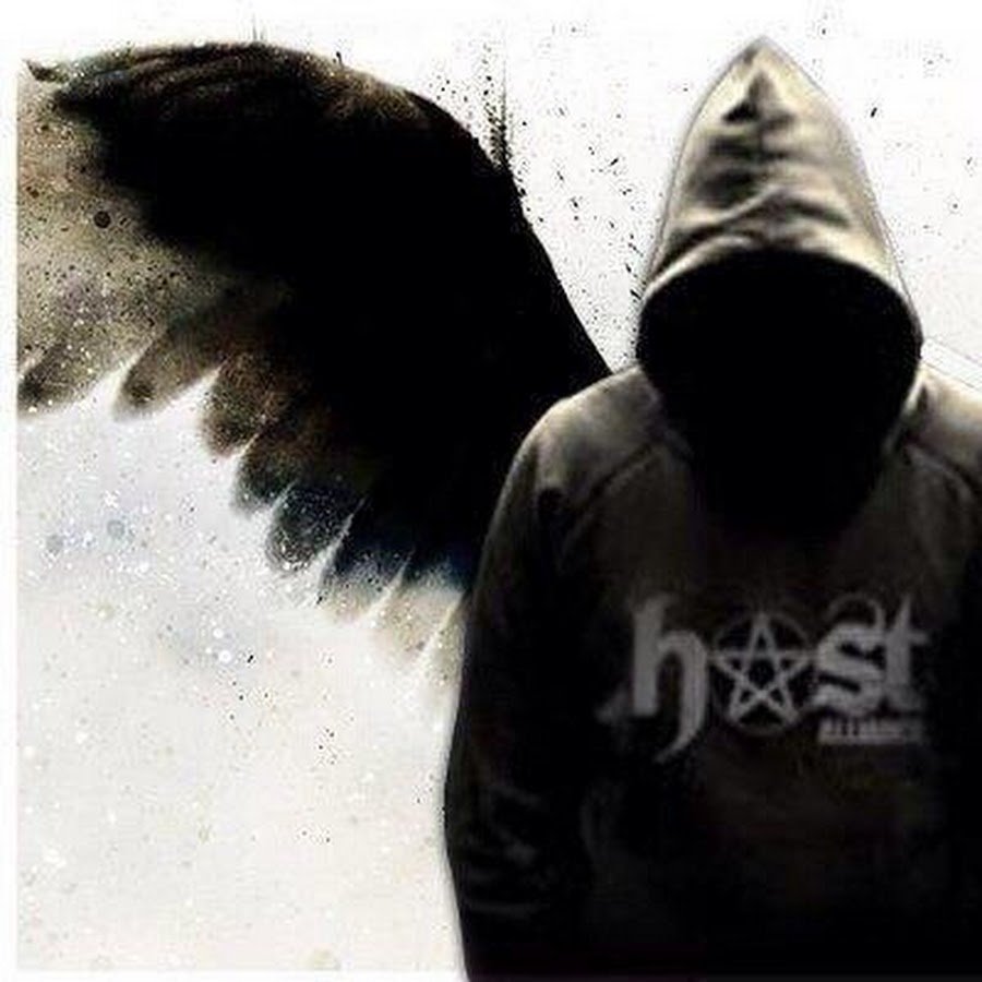 Ангел с черно белыми крыльями