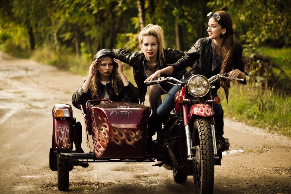 Девушка на мотоцикле Урал