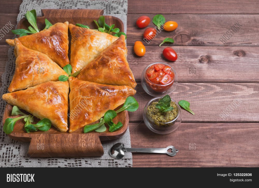 Самса на деревянном фоне