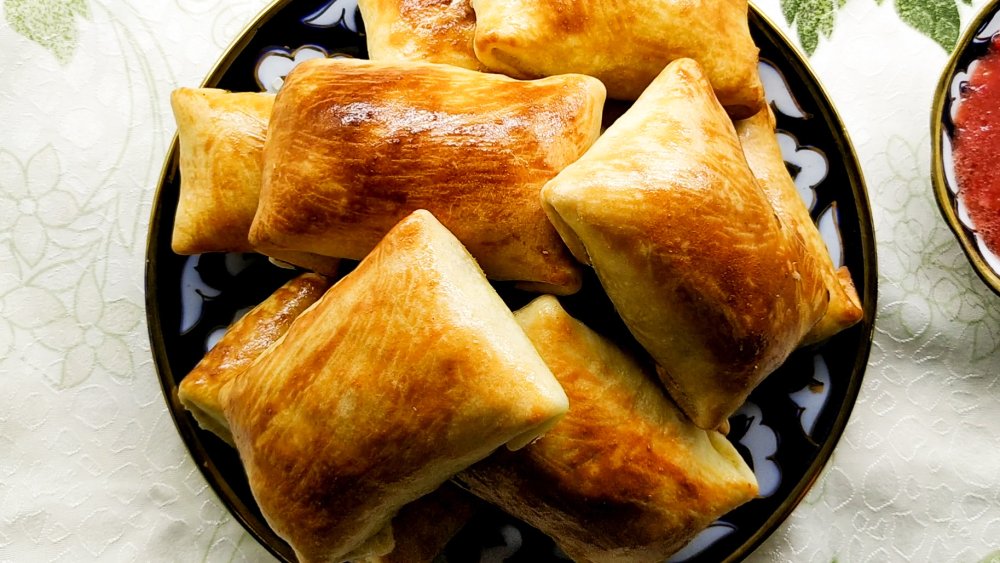 Самса на белом фоне вид сверху