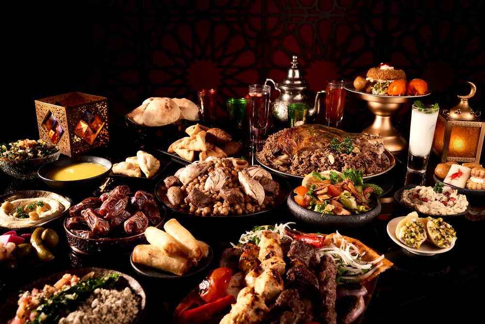 Богатый стол с едой