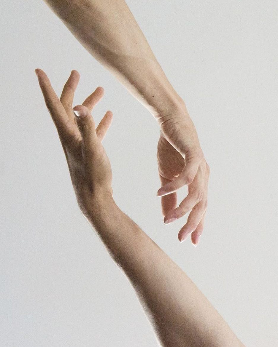 Рука тянется