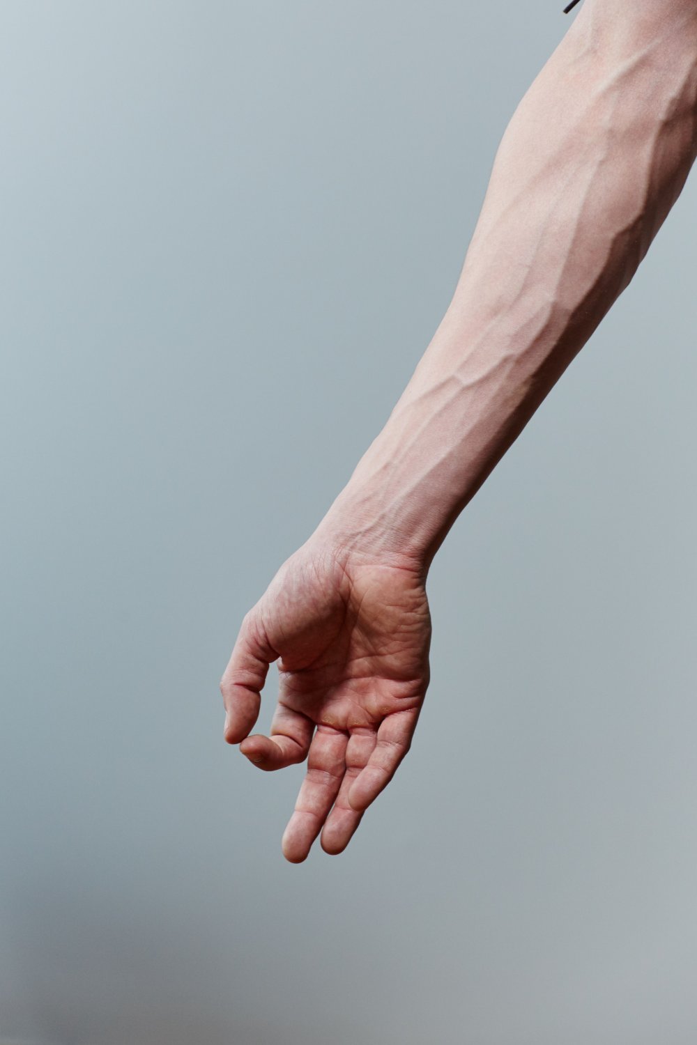 Рука согнута в локте