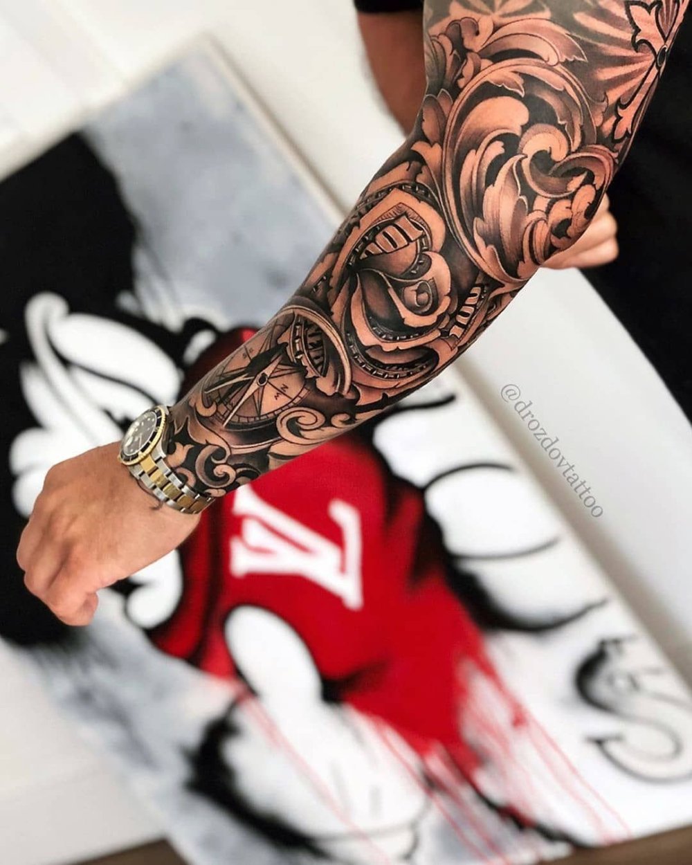 Человек с ребенком на руках