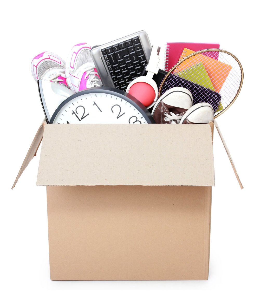 Коробки с вещами на белом фоне