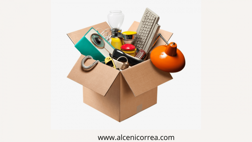 Коробка с вещами на белом фоне