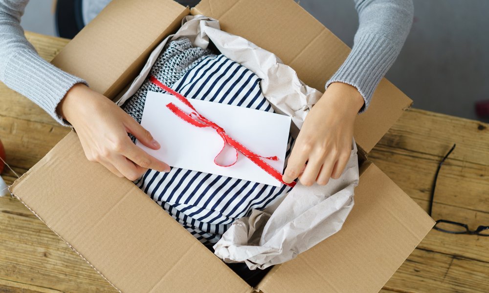 Куча коробок на белом фоне