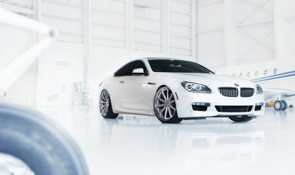 Машина БМВ 5 белая