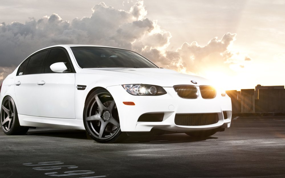 Машина БМВ белая