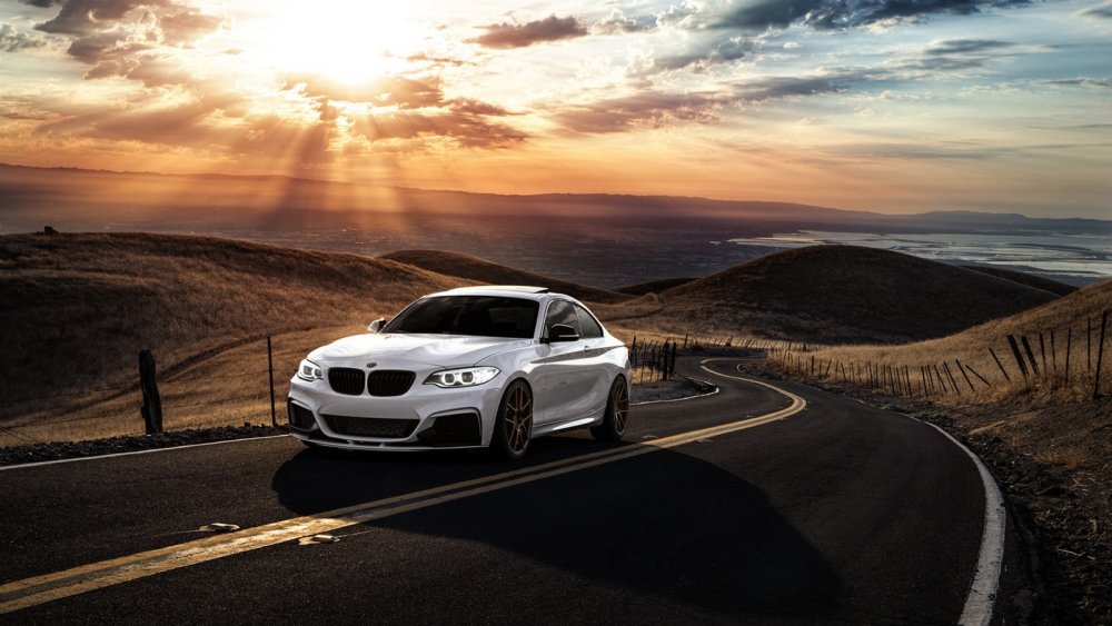 Машина на дороге