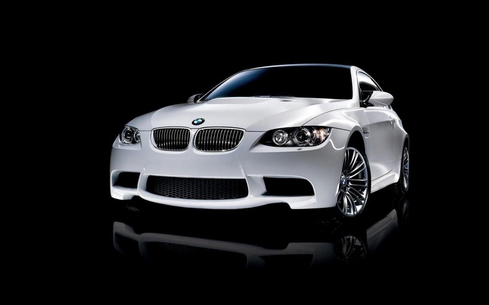 Белый автомобиль