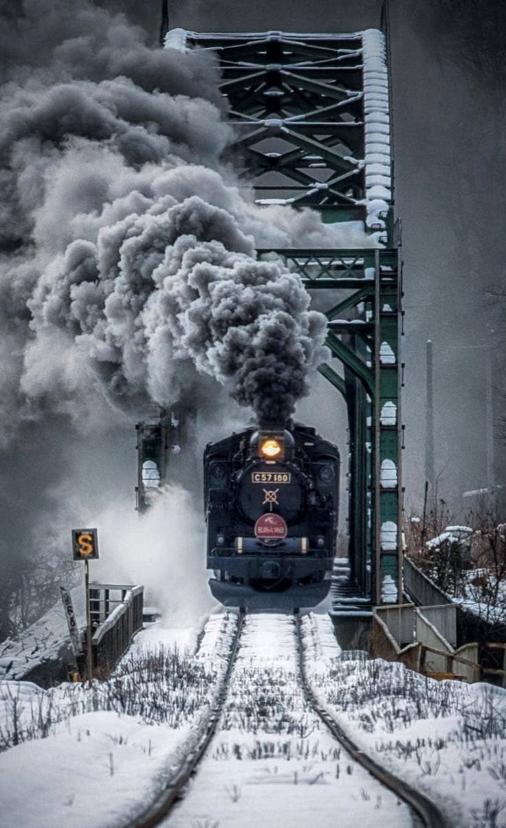 Паровоз дымит