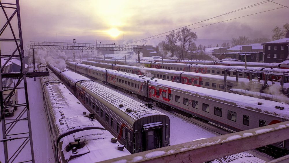 Пассажирский поезд зимой