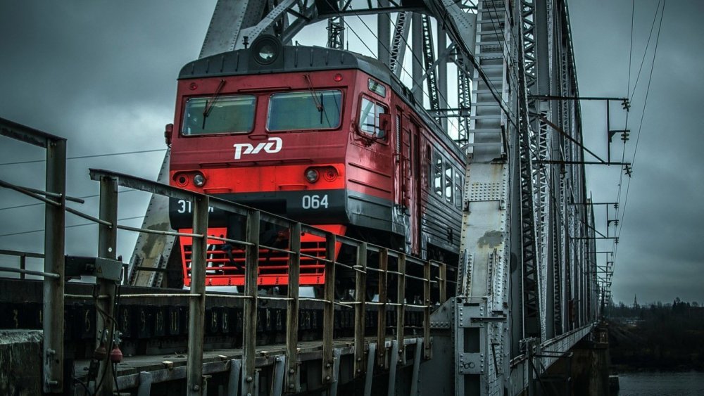 Грузовой поезд на мосту