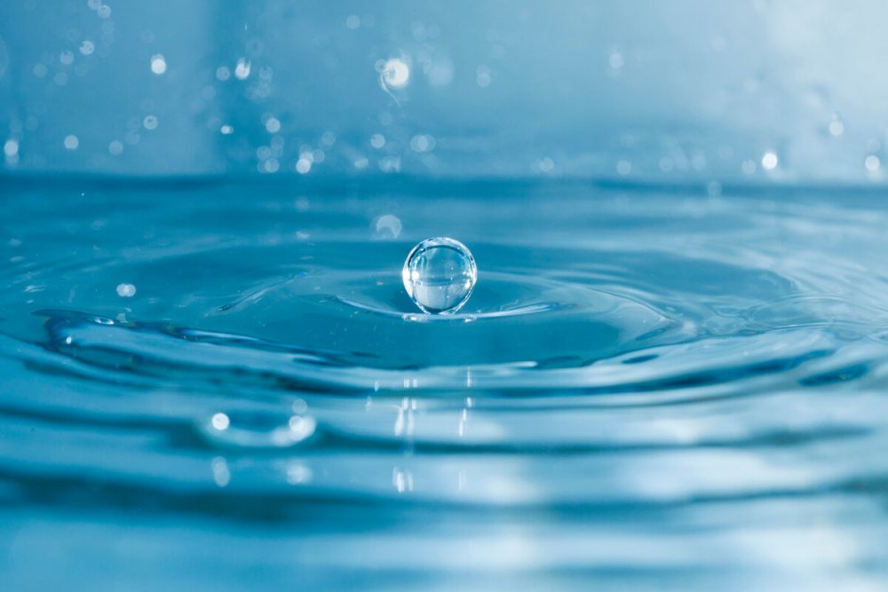 Капля падает в воду