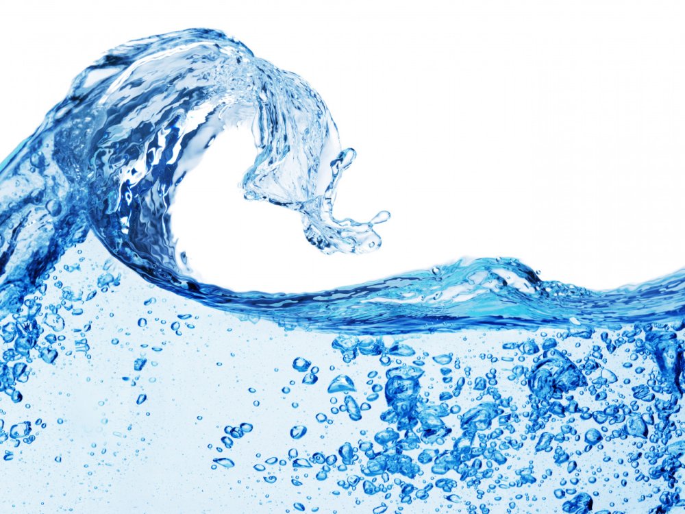 Стакан воды в руке