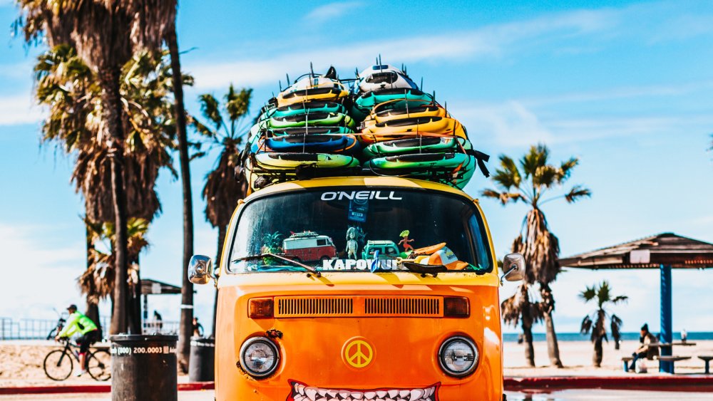 Фотосессия с машиной на природе