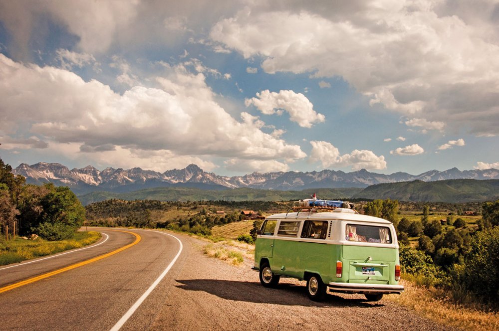 Фургончик для путешествий на дороге