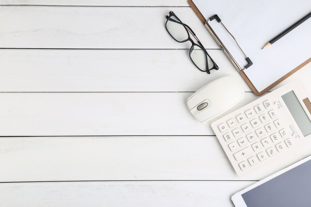 Компьютер калькулятор на столе