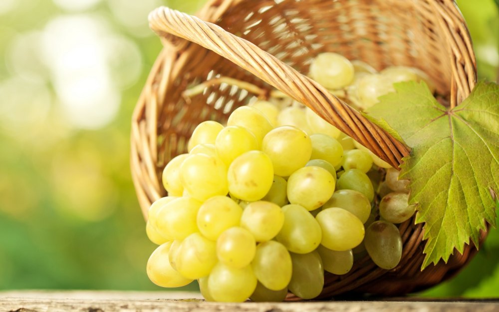 Виноград в корзине