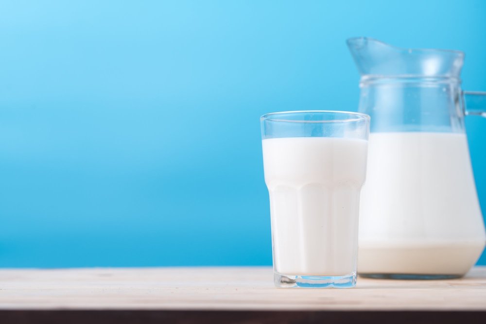 Молоко на прозрачном фоне для презентации