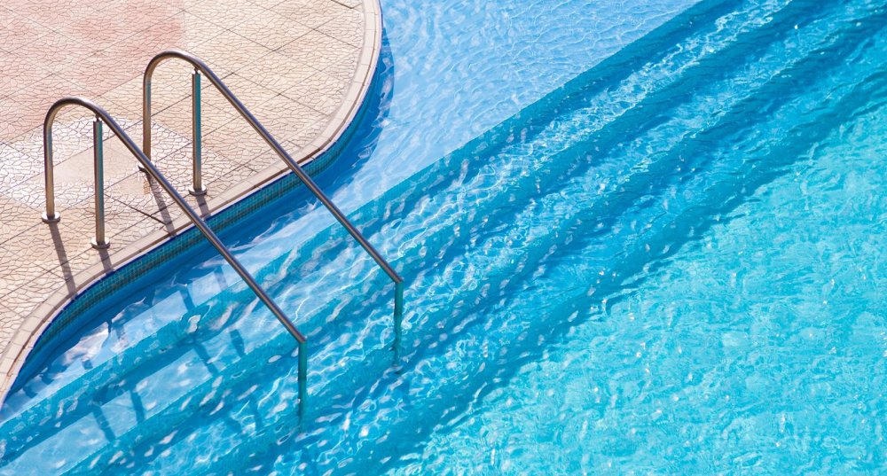 Голубая вода в бассейне