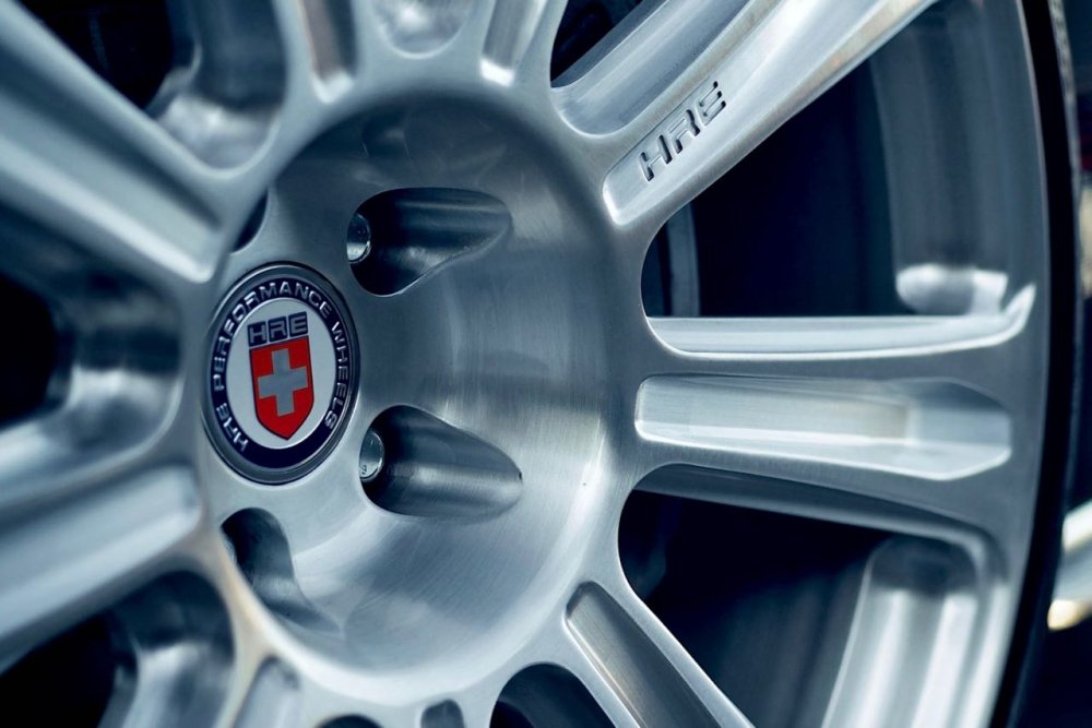 Девушка с дисками колесными