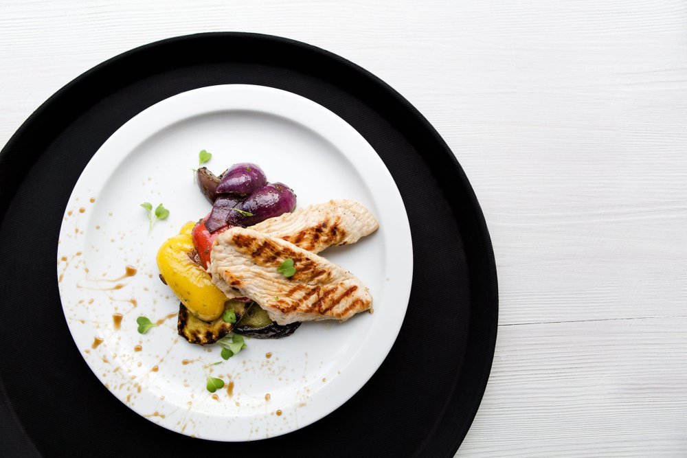 Тарелка с едой сверху