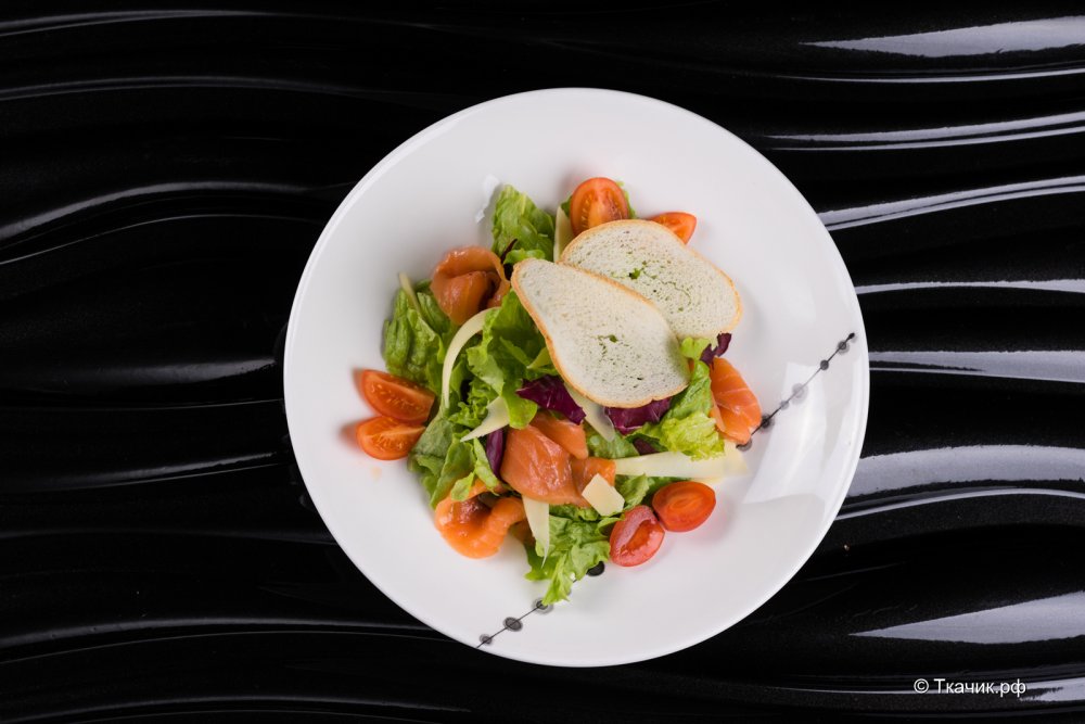 Тарелка с едой сверху