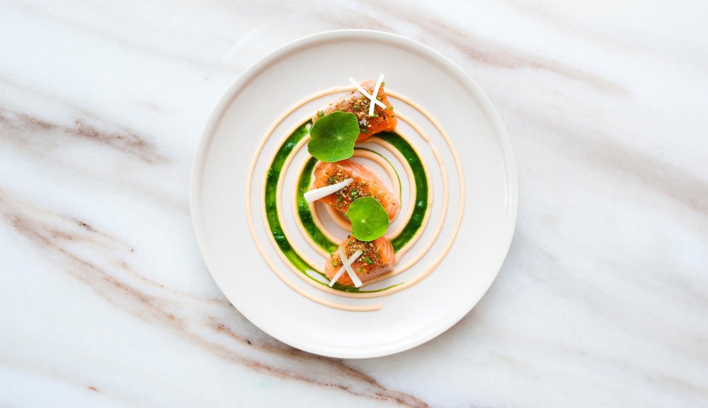 Ресторанные блюда на белых тарелках