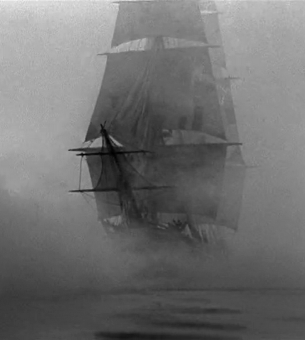 Парусный корабль в тумане
