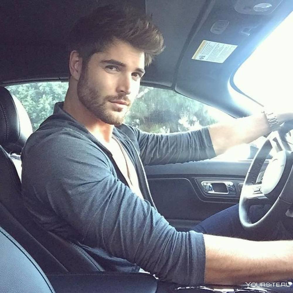 Фотосессия с машиной зимой