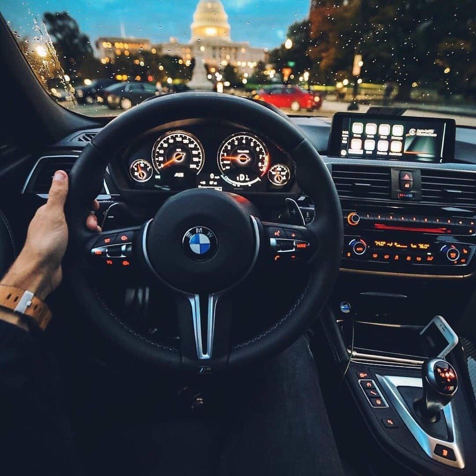 Мужчина за рулем