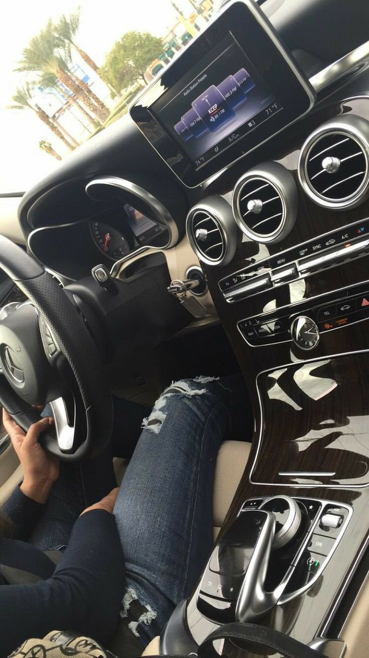 Влюбленные в машине