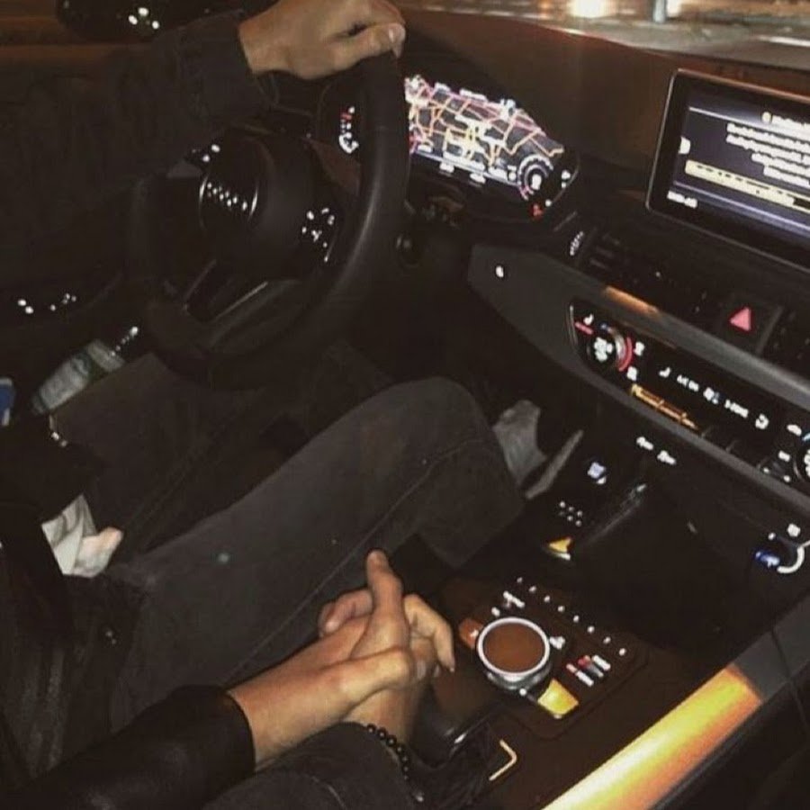 Мужчина в дорогой машине