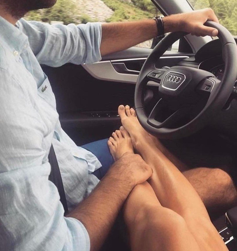 Девушка в салоне авто