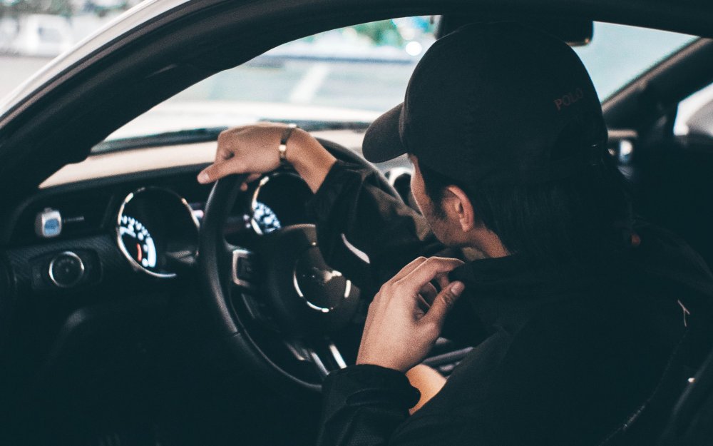 Мужчина за рулем спорткара