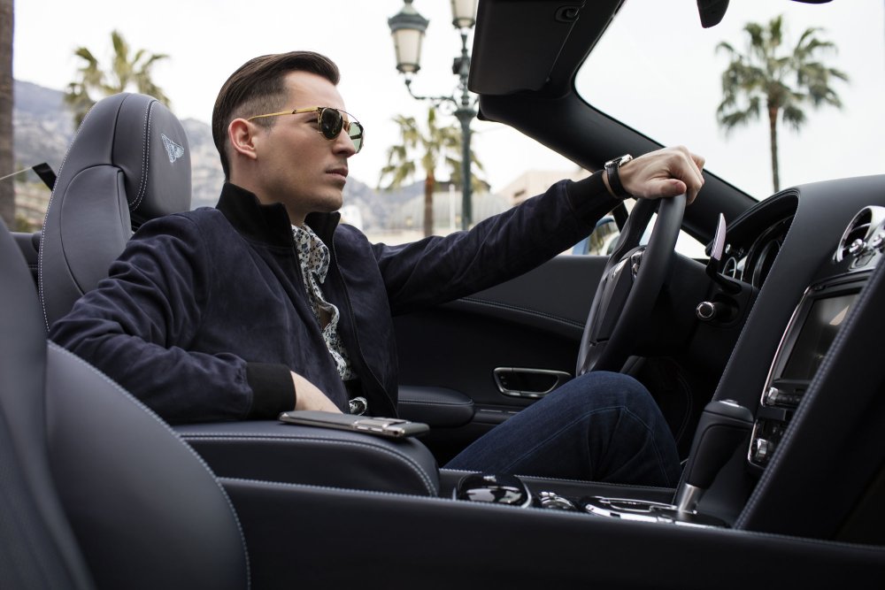 Обнимает машину