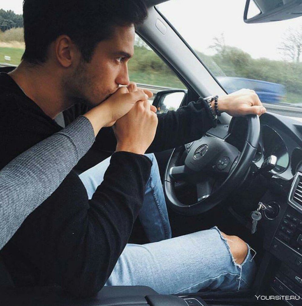 Влюбленные в машине