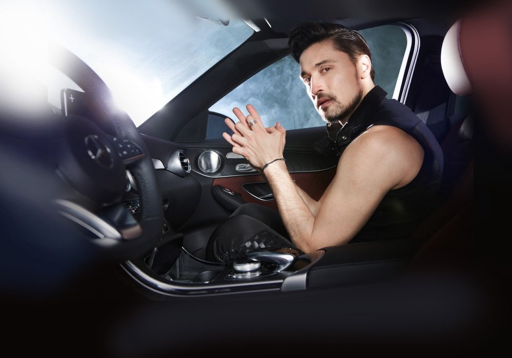 Парень с девушкой в машине