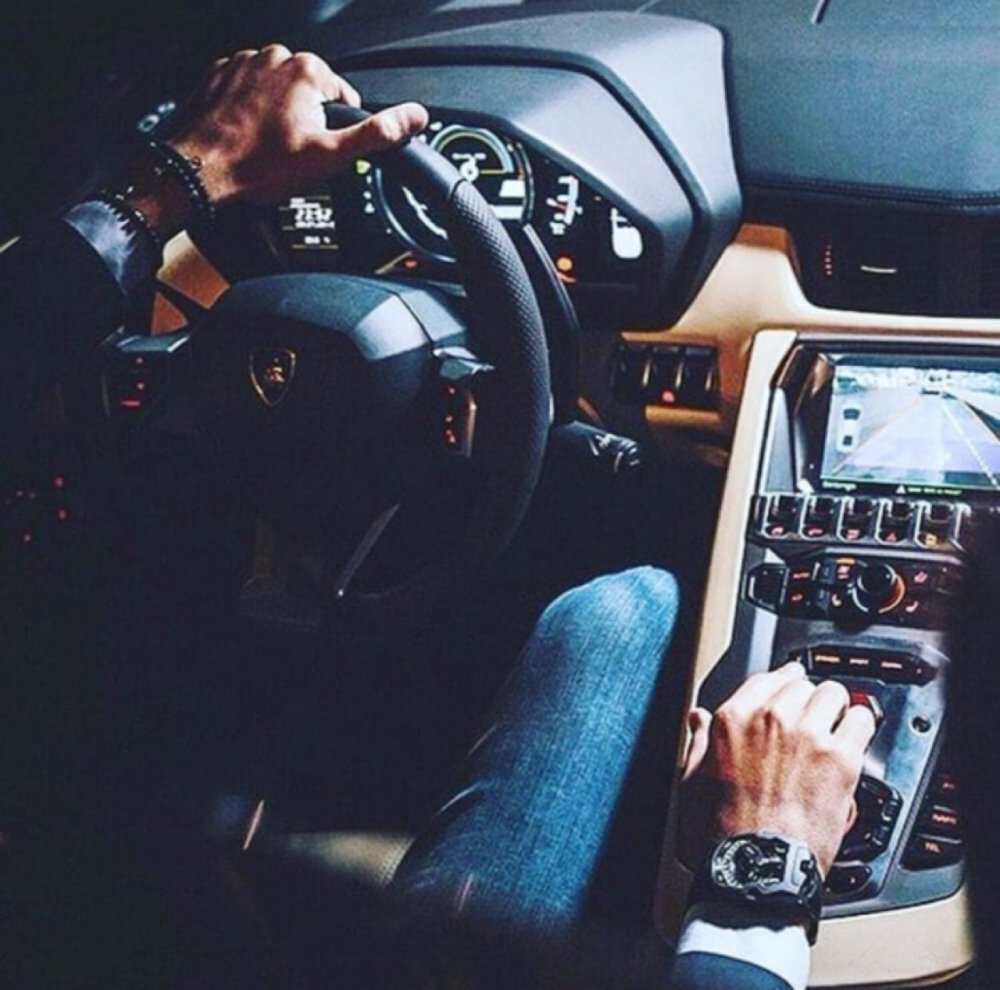 За рулем дорогой машины