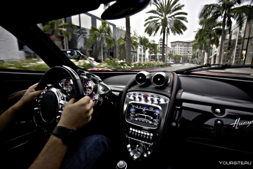 Мужчина за рулем