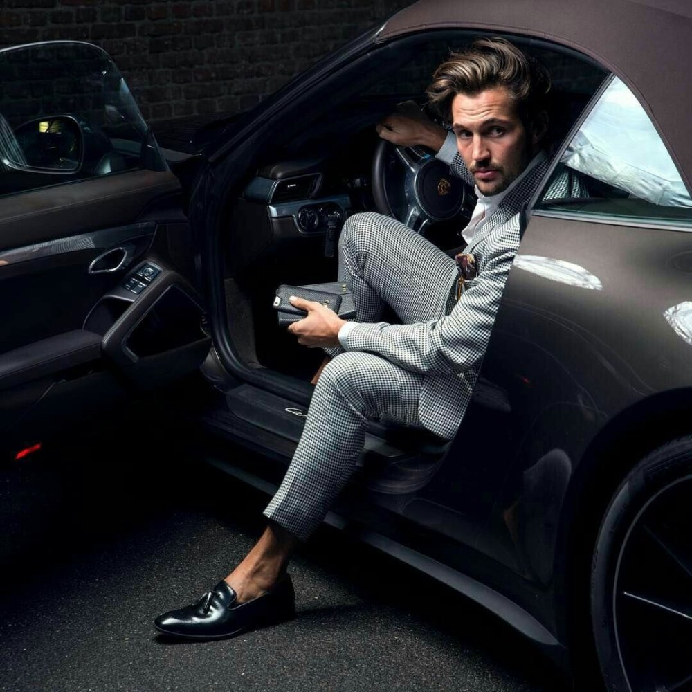 Фотосессия парня с машиной