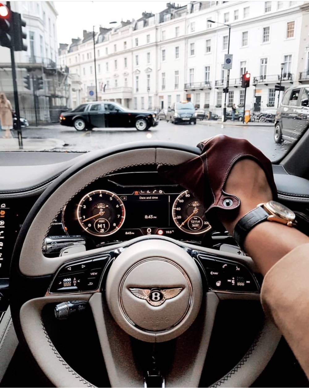 Пацан за рулем машины